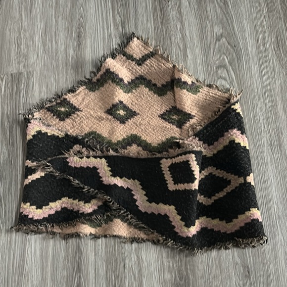 Wilfred Aritzia Merino Wool Triangle Scarf - Picture 5 of 7